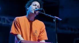 Yo La Tengo - LivePict.com [CC BY-SA 3.0 (https://creativecommons.org/licenses/by-sa/3.0)], via Wikimedia Commons