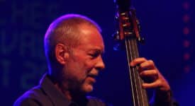 Dave Holland - Fotocredits: Oliver Abels - Bron: Wikimedia Commons (CC BY-SA 3.0)