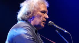 Don McLean in concert in Westport, CT. Author: Alan Howard (Wikimedia Commons, CC BY-SA 2.0)