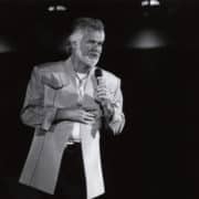 Kenny Rogers performs at the Frontier Fiesta in 1981 at the University of Houston. Author: University of Houston. (Wikimedia Commons, publiek domein)