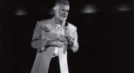 Kenny Rogers performs at the Frontier Fiesta in 1981 at the University of Houston. Author: University of Houston. (Wikimedia Commons, publiek domein)