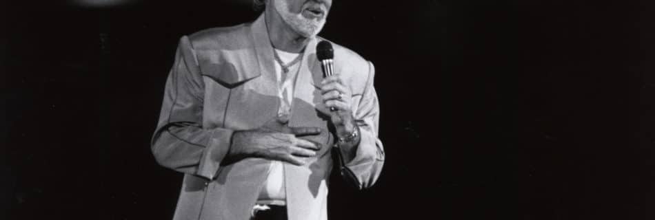 Kenny Rogers performs at the Frontier Fiesta in 1981 at the University of Houston. Author: University of Houston. (Wikimedia Commons, publiek domein)