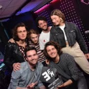 Rondé krijgt de allereerste 3FM Award van 2018 uit handen van 3FM-dj Domien Verschuuren. Credits- NPO 3FM. Bron: persbericht 3FM