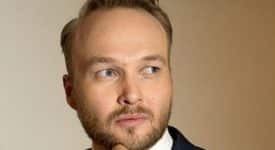 Arjen Lubach (cropped) - Foto: Arjen van Elst (Wikimedia Commons, CC BY-SA 4.0)