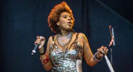 Macy Gray - By Larry Philpot [CC BY-SA 3.0 (https://creativecommons.org/licenses/by-sa/3.0)], from Wikimedia Commons