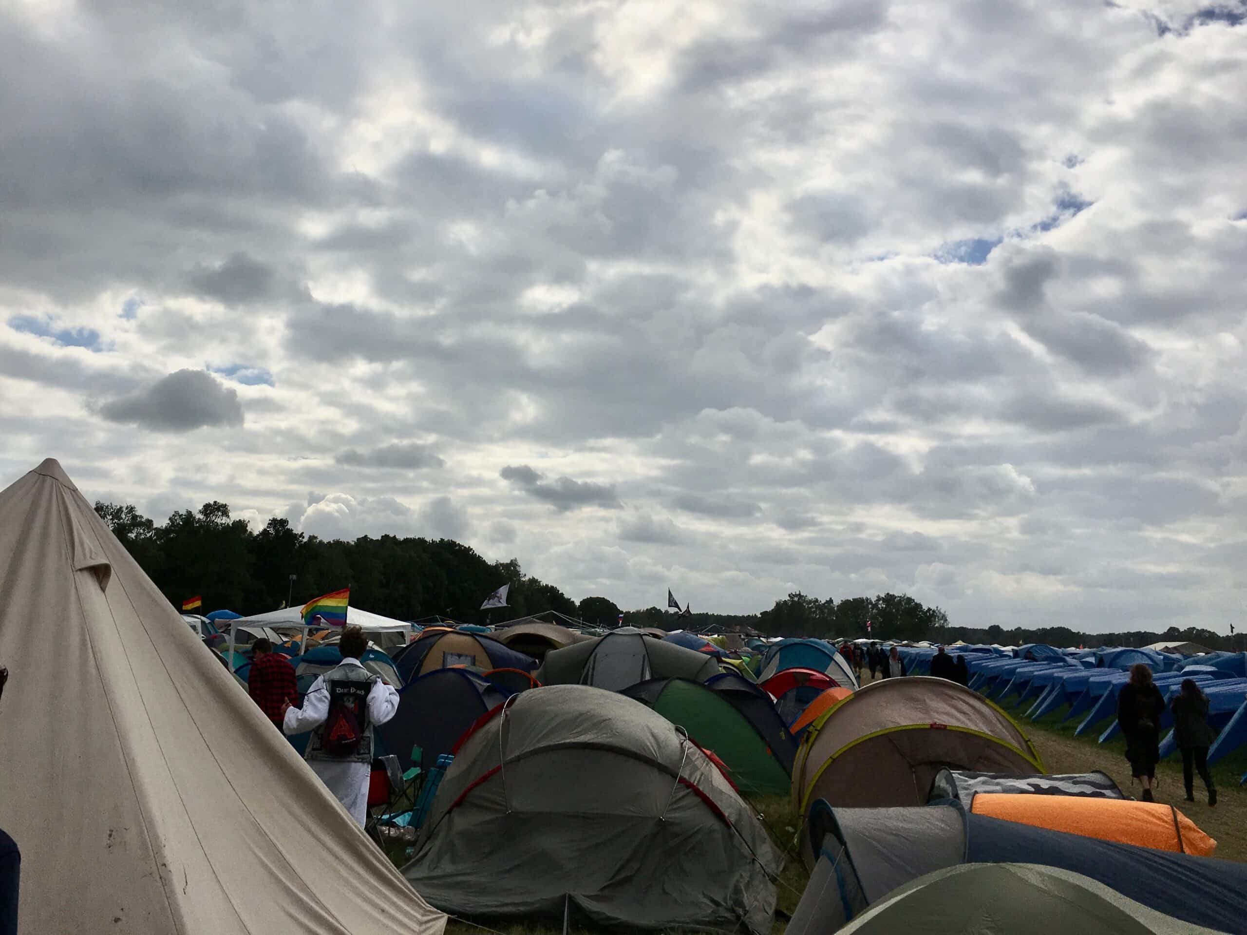 Donkere wolken pakken zich samen boven een overvalle Graspop-camping - Foto: Robin de Roode (Artiesten Nieuws)