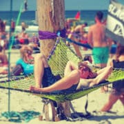 Fotoreportage MadNes festival 2018: Bekijk hier de foto's van de 11e editie van MadNes Festival op strand Nes, Ameland. Fotograaf: Djuna Vaesen, slackline, zonnen, MadNes Festival 2018 - Fotocredits Djuna Vaesen (ArtiestenNieuws)