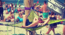 Fotoreportage MadNes festival 2018: Bekijk hier de foto's van de 11e editie van MadNes Festival op strand Nes, Ameland. Fotograaf: Djuna Vaesen, slackline, zonnen, MadNes Festival 2018 - Fotocredits Djuna Vaesen (ArtiestenNieuws)