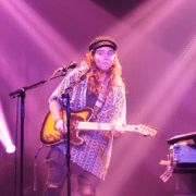 Tash Sultana (cropped) - Foto: Eric de Redelijkheid (Flickr, CC BY-SA 2.0)