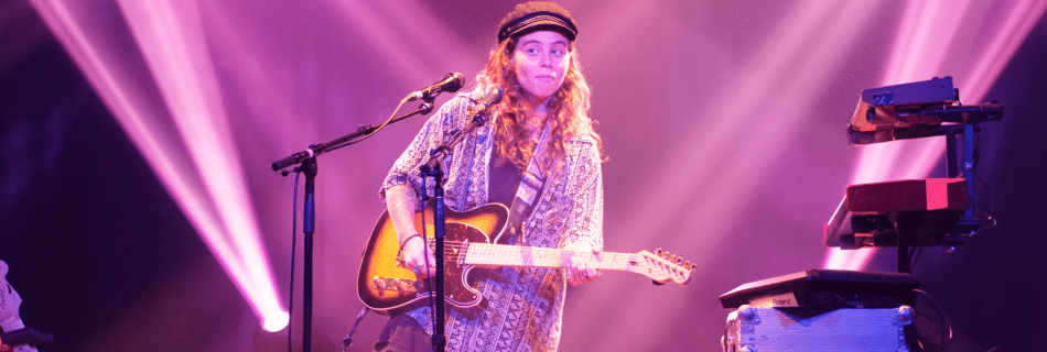 Tash Sultana (cropped) - Foto: Eric de Redelijkheid (Flickr, CC BY-SA 2.0)