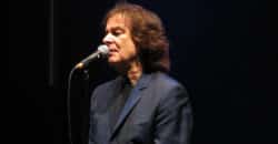 Colin Blunstone (cropped) - Fotocredits: ceedub13 - Bron: Flickr.com - (CC BY 2.0)