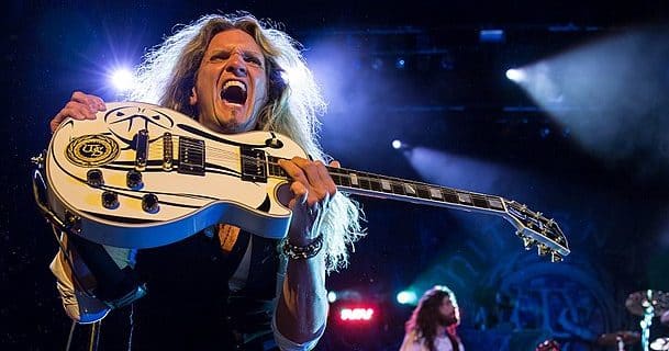 Whitesnake, Joel Hoekstra (cropped) - Fotocredits: Ralph Arvesen - Wikimedia Commons (CC BY 2.0)