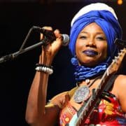 Fatoumata Diawara - Credits: Schrole - Bron: Wikimedia Commons (CC BY-SA 4.0)