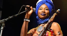 Fatoumata Diawara - Credits: Schrole - Bron: Wikimedia Commons (CC BY-SA 4.0)