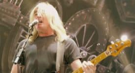 Nieuw AC/DC album, Cliff Williams (AC/DC, cropped) - Foto: Matt Becker (Wikimedia Commons, CC BY-SA 3.0)