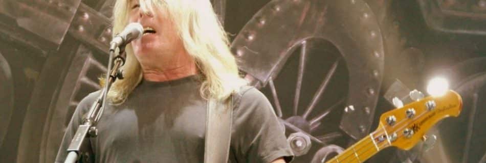 Nieuw AC/DC album, Cliff Williams (AC/DC, cropped) - Foto: Matt Becker (Wikimedia Commons, CC BY-SA 3.0)