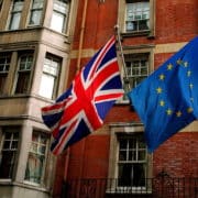 Brexit The Union Jack and the european flag in a building of London - Fotocredits: Dave Kellam - Flickr: Flagging Support. Wikimedia Commons (CC BY-SA 2.0)