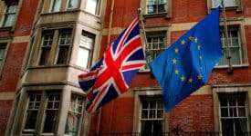 Brexit The Union Jack and the european flag in a building of London - Fotocredits: Dave Kellam - Flickr: Flagging Support. Wikimedia Commons (CC BY-SA 2.0)