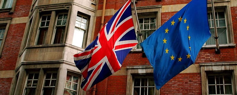 Brexit The Union Jack and the european flag in a building of London - Fotocredits: Dave Kellam - Flickr: Flagging Support. Wikimedia Commons (CC BY-SA 2.0)