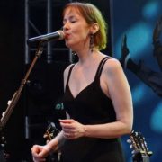 Suzanne Vega - Credits: Olaf Tausch - Bron: Wikimedia Commons (CC BY 3.0)
