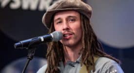 JP Cooper (cropped) - Credits: Harald Krichel - Bron: Wikimedia Commons (CC BY-SA 4.0)