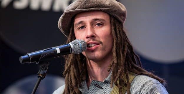 JP Cooper (cropped) - Credits: Harald Krichel - Bron: Wikimedia Commons (CC BY-SA 4.0)