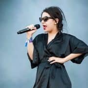 Charli XCX (Cropped) - Fotocredits: Tuomas Vitikainen - Wikimedia Commons (CC BY-SA-4.0)