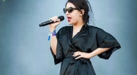 Charli XCX (Cropped) - Fotocredits: Tuomas Vitikainen - Wikimedia Commons (CC BY-SA-4.0)