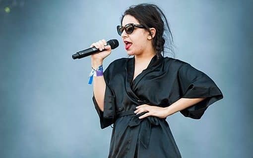 Charli XCX (Cropped) - Fotocredits: Tuomas Vitikainen - Wikimedia Commons (CC BY-SA-4.0)