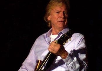 Justin Hayward (Cropped) - Fotocredits: Weatherman90 - Wikimedia Commons (CC BY-SA 3.0)