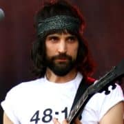 Serge Pizzorno (The S.L.P, Kasabian) (Cropped) - Foto: Antje Naumann (AllSystemsRed) - Wikimedia Commons (CC BY-SA 3.0)