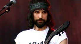 Serge Pizzorno (The S.L.P, Kasabian) (Cropped) - Foto: Antje Naumann (AllSystemsRed) - Wikimedia Commons (CC BY-SA 3.0)