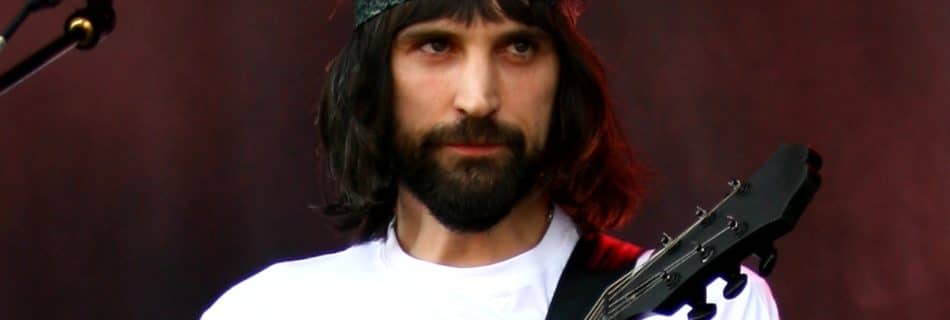 Serge Pizzorno (The S.L.P, Kasabian) (Cropped) - Foto: Antje Naumann (AllSystemsRed) - Wikimedia Commons (CC BY-SA 3.0)