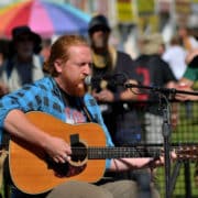 Tyler Childers - Foto: Tom Hilton (Flickr, CC BY 2.0)