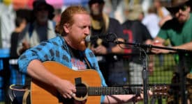 Tyler Childers - Foto: Tom Hilton (Flickr, CC BY 2.0)