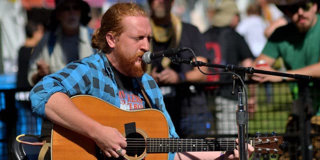 Tyler Childers - Foto: Tom Hilton (Flickr, CC BY 2.0)