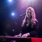 Freya Ridings - Foto: Justin Higuchi - Flickr (CC BY 2.0)