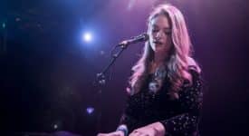 Freya Ridings - Foto: Justin Higuchi - Flickr (CC BY 2.0)