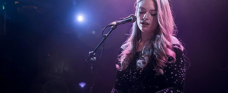 Freya Ridings - Foto: Justin Higuchi - Flickr (CC BY 2.0)