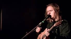 Lewis Capaldi - Foto: Justin Higuchi (Flickr, CC BY 2.0)