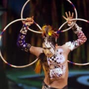 Cirque du Soleil TOTEM (cropped) - Fotocredits: TBWABusted - Flickr (CC BY 2.0)