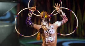 Cirque du Soleil TOTEM (cropped) - Fotocredits: TBWABusted - Flickr (CC BY 2.0)