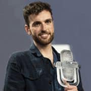 Eurovision Song Contest, Duncan Laurence met Eurovisie Songfestival trofee (adjusted) - Fotocredits: Martin Fjellanger, EuroVisionary - Wikimedia Commons (CC BY-SA 4.0)