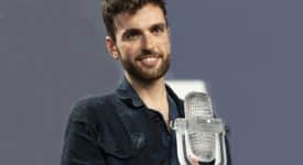 Eurovision Song Contest, Duncan Laurence met Eurovisie Songfestival trofee (adjusted) - Fotocredits: Martin Fjellanger, EuroVisionary - Wikimedia Commons (CC BY-SA 4.0)