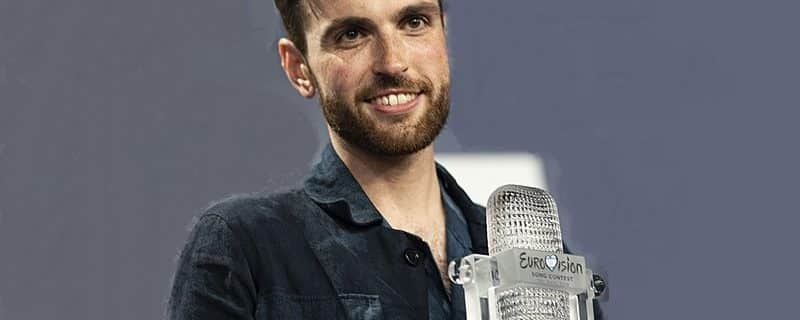 Eurovision Song Contest, Duncan Laurence met Eurovisie Songfestival trofee (adjusted) - Fotocredits: Martin Fjellanger, EuroVisionary - Wikimedia Commons (CC BY-SA 4.0)