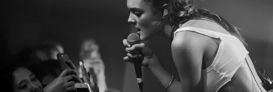 Charlotte Lawrence at the Moroccan Lounge - Fotocredits: Justin Higuchi - Wikimedia Commons - (CC BY 2.0)