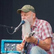 Seasick Steve - Thesupermat [CC BY-SA 4.0 (https://creativecommons.org/licenses/by-sa/4.0)]