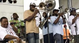 Hot 8 Brass Band - Foto: Derek Bridges via Wikimedia Commons (CC BY 2.0)