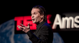 Hans Teeuwen - Foto: TEDxAmsterdam [CC BY-SA (https://creativecommons.org/licenses/by-sa/2.0)]