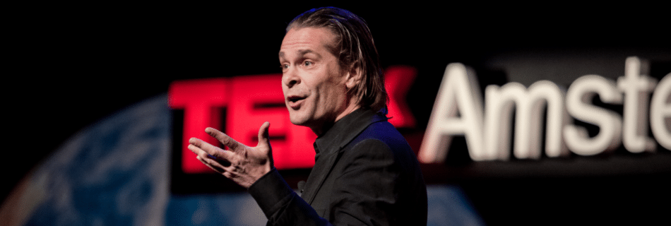 Hans Teeuwen - Foto: TEDxAmsterdam [CC BY-SA (https://creativecommons.org/licenses/by-sa/2.0)]